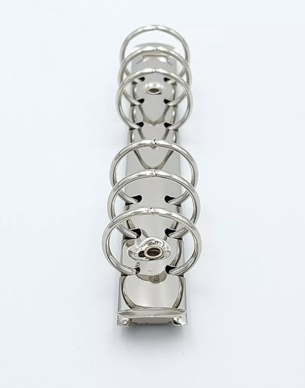 Pack de 10 mecanismos de 1/2 de pulgada con 17.1 cm de largo, listo para instalar, con palancas laterales para abrir. Acabado niquelado (plata) y seis argollas con capacidad para 200 hojas. Base de 20 mm de ancho y separación entre argollas de 19 mm, 19 mm, 51 mm (centro), 19 mm, 19 mm. Ideal para carpetas de bolsillo, agendas, directorios y materiales de encuadernación. Pack de 10 mecanismos de 1/2 de pulgada con 17.1 cm de largo, listo para instalar, con palancas laterales para abrir. Acabado niquelado (plata) y seis argollas con capacidad para 200 hojas. Base de 20 mm de ancho y separación entre argollas de 19 mm, 19 mm, 51 mm (centro), 19 mm, 19 mm. Ideal para carpetas de bolsillo, agendas, directorios y materiales de encuadernación.